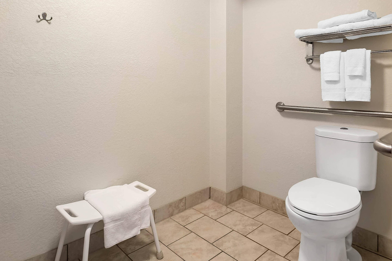 Bathroom 4, Quality Inn Janesville North, Rock