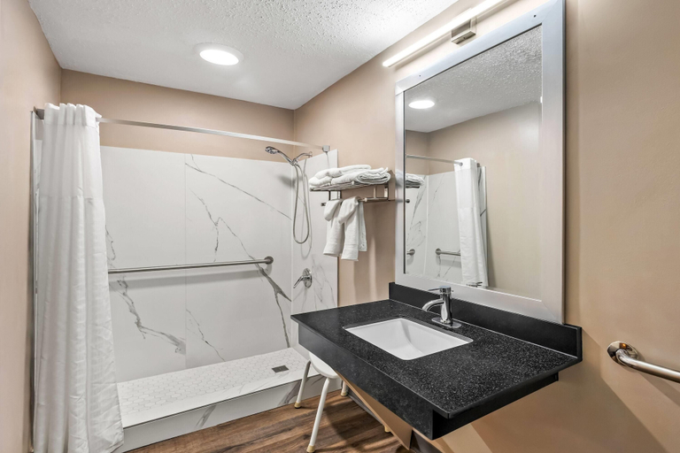 Bathroom 4, Super 8 by Wyndham Commerce, Banks