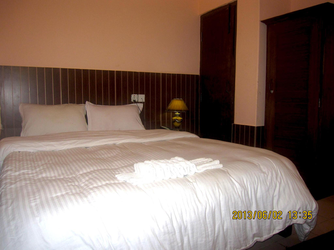 Others 5, Hotel Half Moon, Gandaki