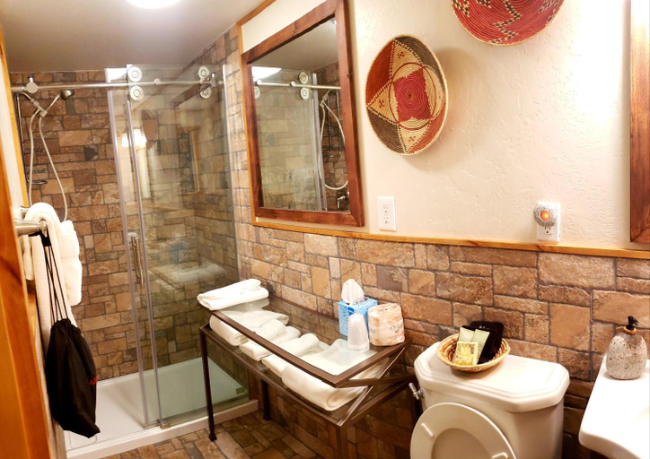 Bathroom 3, Stone Lizard Lodge, San Juan