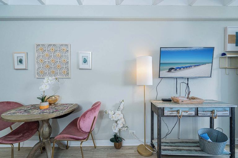Others 4, Coral Cove Beachfront Condo for 3 w/ Onsite Pool, Bay