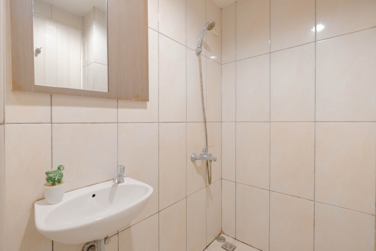 Bathroom 5, Neutral Studio Room at Grand Kamala Lagoon Apartment By Travelio, Bekasi