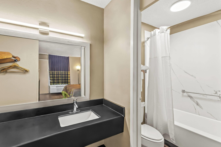 Bathroom 4, Super 8 by Wyndham Commerce, Banks