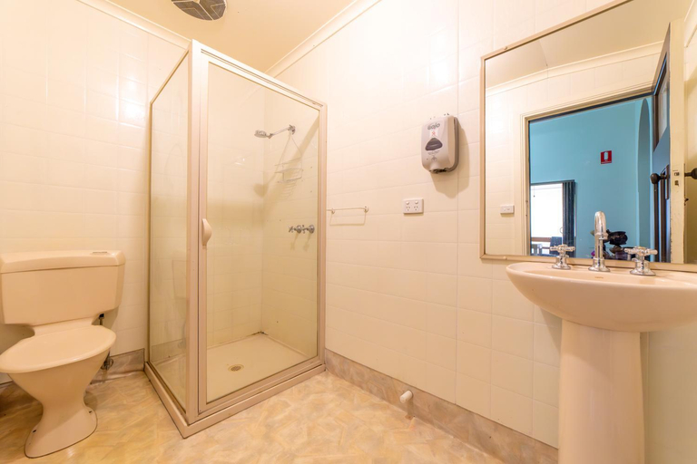 Bathroom, Terminus Hotel Yarrawonga, Moira - East