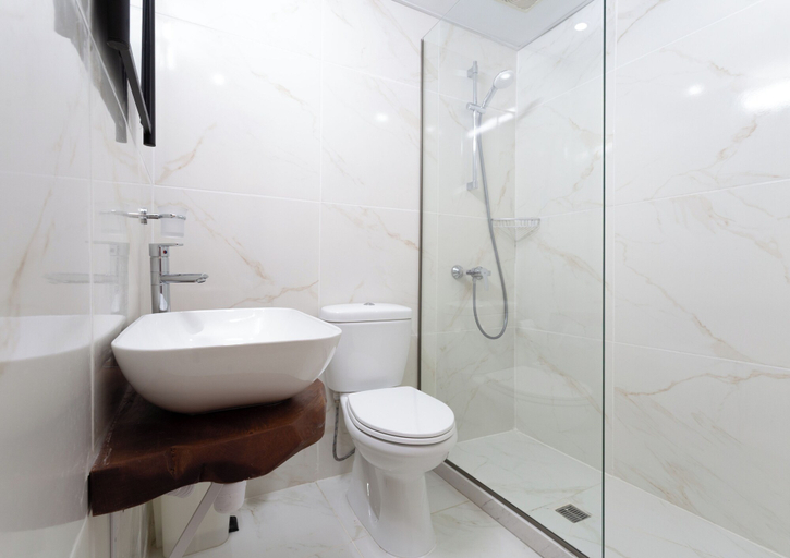 Bathroom 5, Adelais Bay Hotel