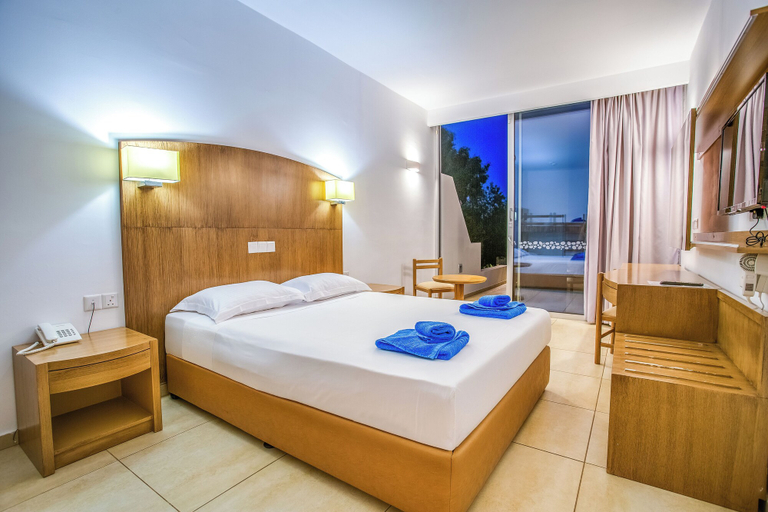 Bedroom 4, Adelais Bay Hotel