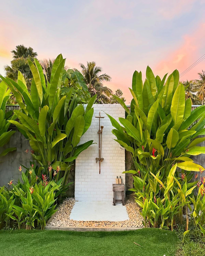 Surrounding environment, The Browns Casita, Carmen