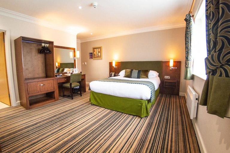 Bedroom 3, Burntwood Court Hotel, Wakefield