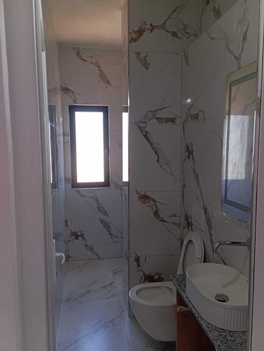 Bathroom 3, Brian's Rooms, Sarandës