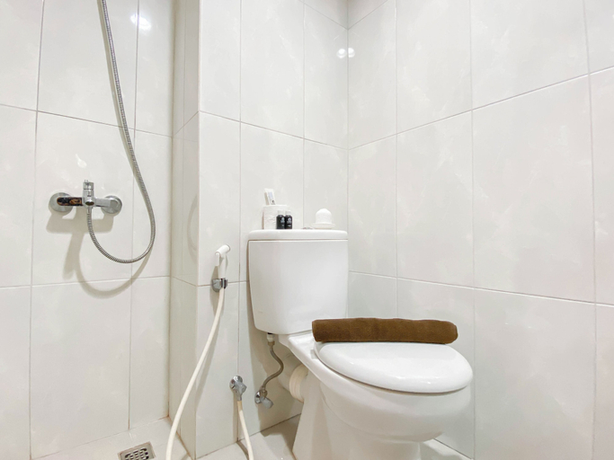 Bathroom 3, Minimalist Studio Room Apartment At Evenciio Margonda, Depok