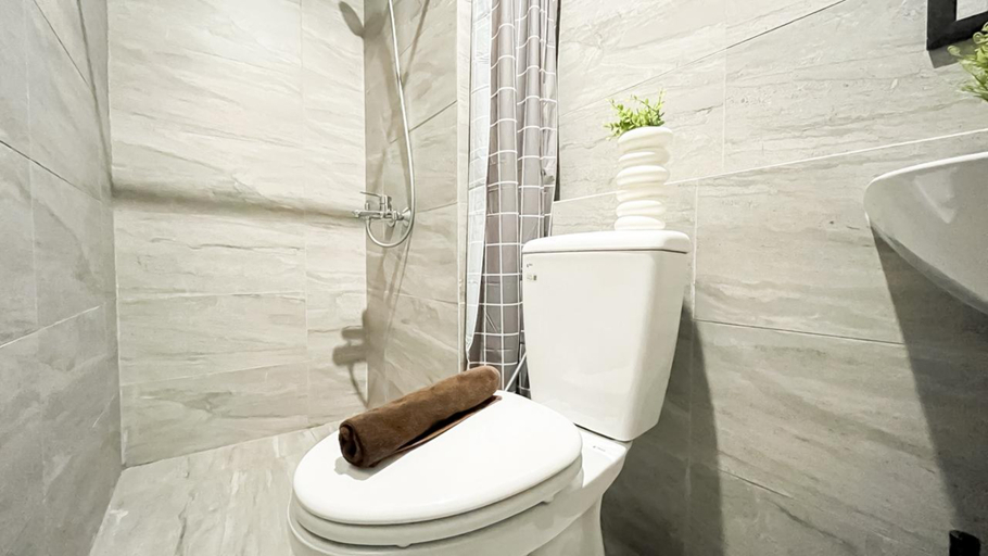 Bathroom 5, Earth Toned Studio Apartment Collins Boulevard By Travelio, Tangerang