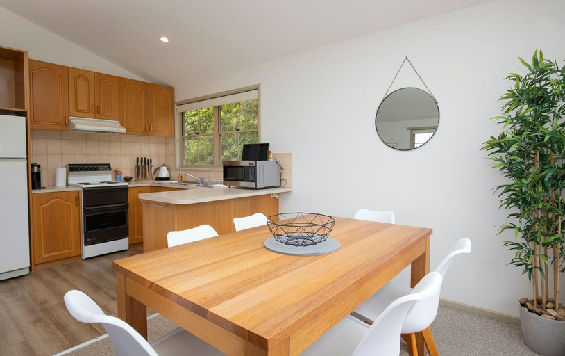 Others 5, Vardon, Surf Coast - West