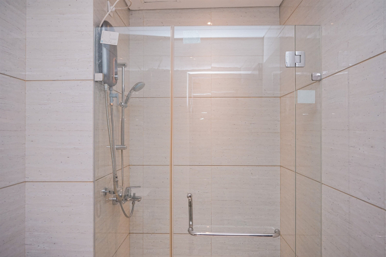 Bathroom 5, Comfy And Serene 1Br Apartment Brooklyn Alam Sutera, Tangerang