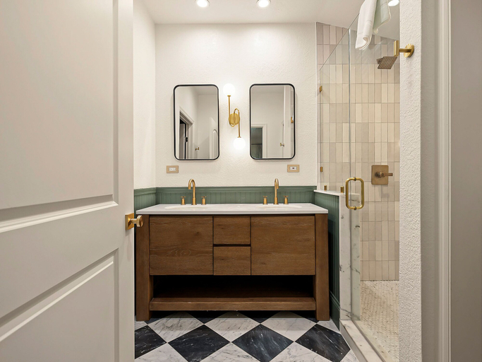 Bathroom 4, Meyer Hotel, Kendall