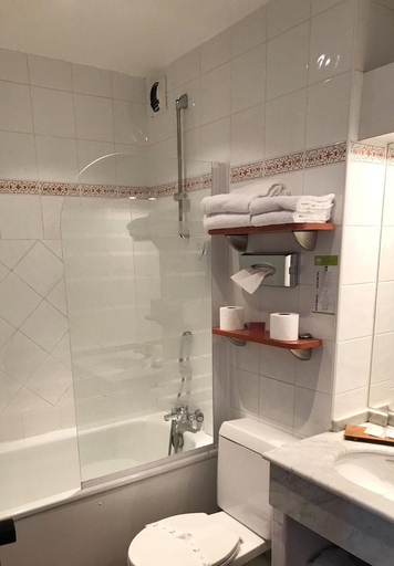 Bathroom 3, Hotel Colbert, Pyrénées-Atlantiques