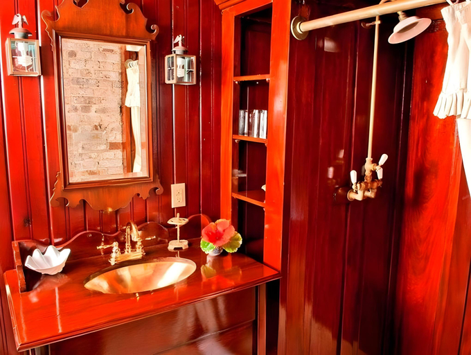 Bathroom 4, Copper and Lumber Store Hotel