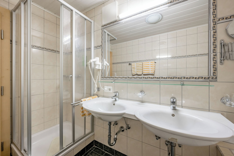 Bathroom 4, Hotel Bergwelt, Imst