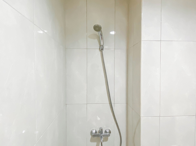 Bathroom 2, Minimalist Studio Room Apartment At Evenciio Margonda, Depok