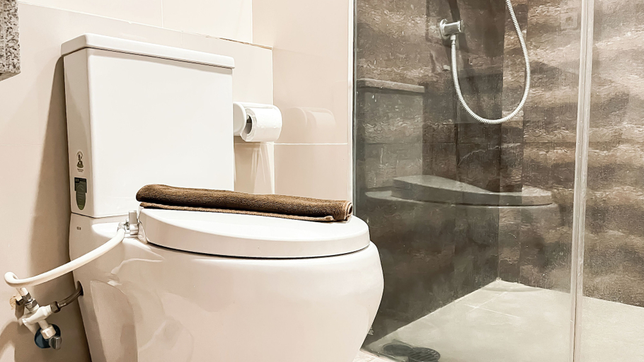 Bathroom 3, Spacious And Comfortable 3Br Apartment At Lucky Tower Residence, Jakarta Barat