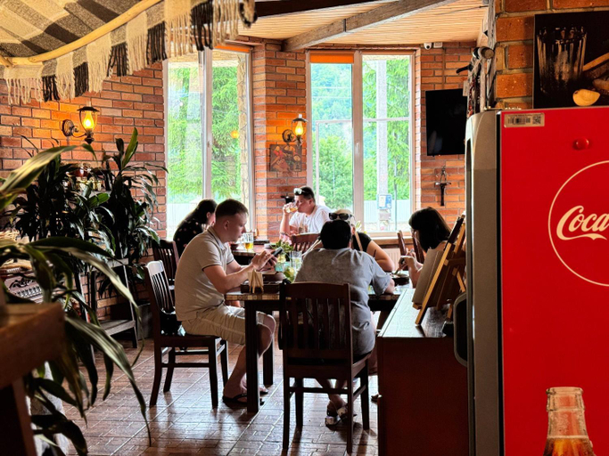 Food & Drinks 3, Готель Довбуш, Iaremchans'ka