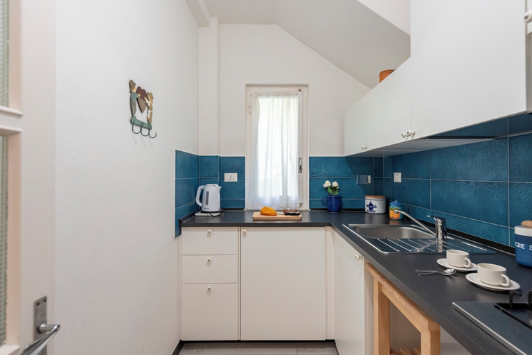 Private kitchenette 2, Middle Apartment Vernazza, La Spezia