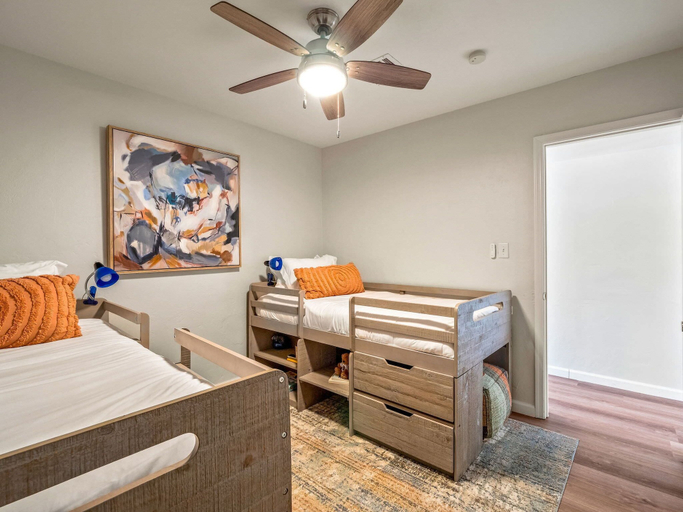 Bedroom 3, 5BR Sleeps 10 Hot Tub Fire Pit Games & Walk to ASU, Maricopa