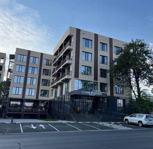 Exterior & Views
