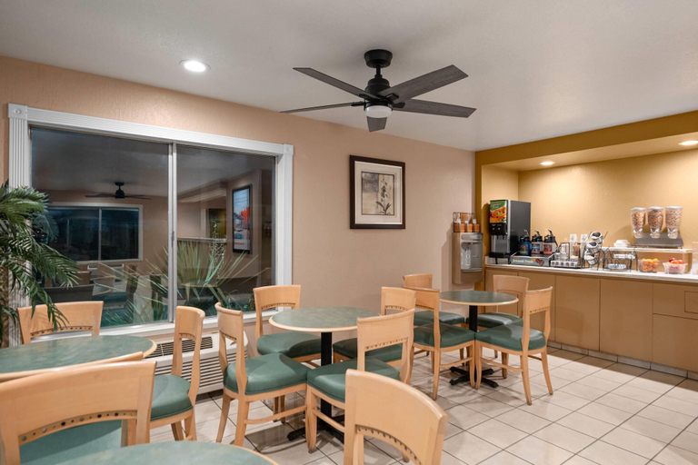 Food & Drinks 5, Howard Johnson by Wyndham Modesto Ceres, Stanislaus