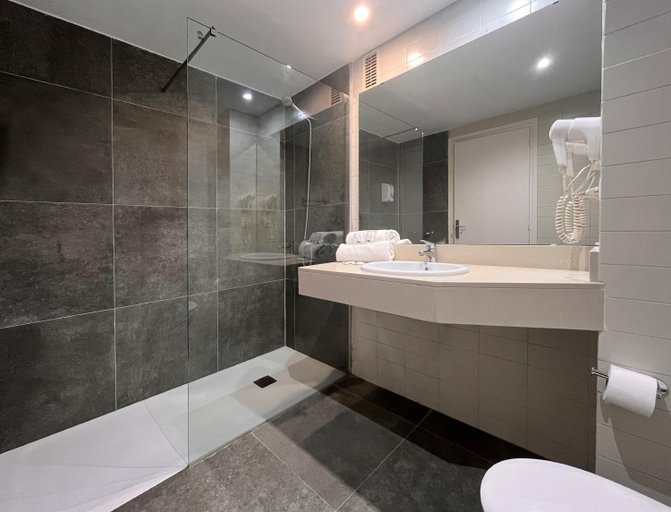 Bathroom 5, Hotel Gran Garbi & AquaSplash, Girona