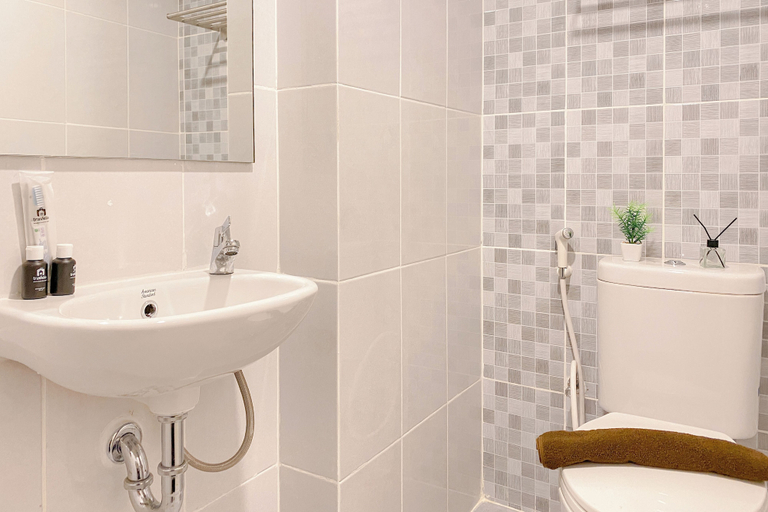 Bathroom 4, Best Studio Room At Tokyo Riverside Pik 2 Apartment, Tangerang