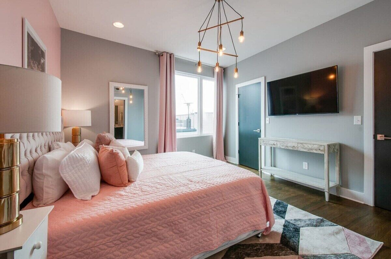 Room 2, King Queen 2 Homes - 24 Beds City Views, Davidson