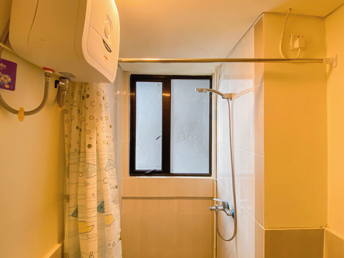 Bathroom 4, Relaxing Studio Room At Meikarta Apartment, Cikarang