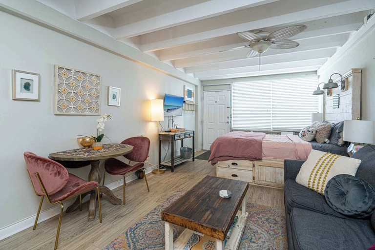 Others 5, Coral Cove Beachfront Condo for 3 w/ Onsite Pool, Bay