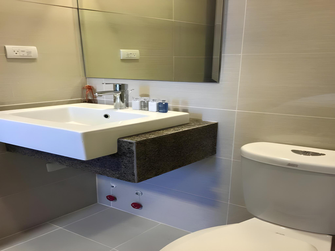Bathroom 5, MACTAN NEWTOWN EXECUTIVE STUDIO, Lapu-Lapu City