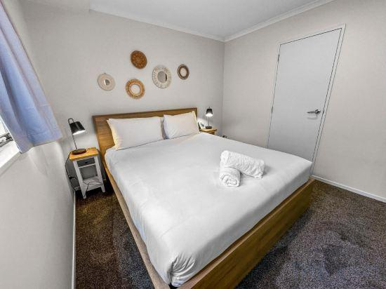 3, Cozy 2-Bedroom Retreat Steps from Sky Tower, Waitakere