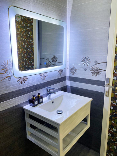 Bathroom 2, Ngoc Huyen Hotel Branch 2, Ho Chi Minh City