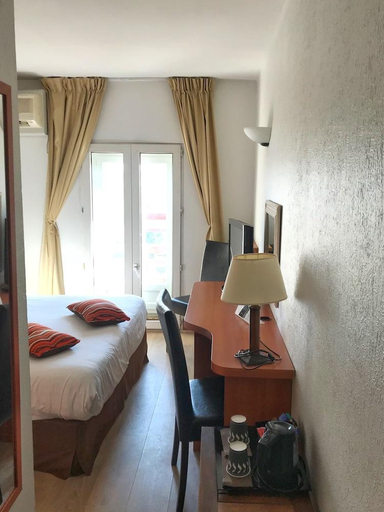 Bedroom 2, Hotel Colbert, Pyrénées-Atlantiques