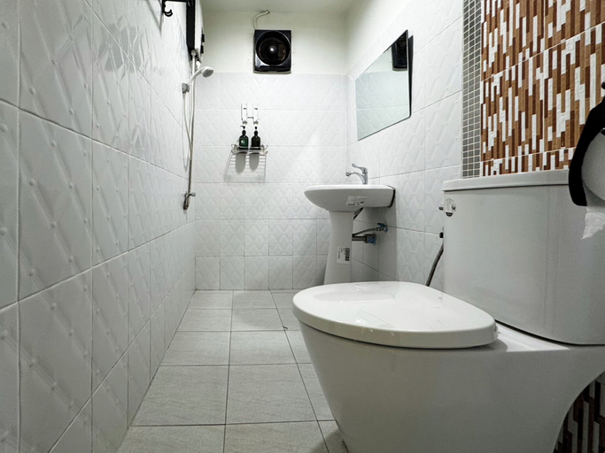 Bathroom 4, Nansilarom, Pua