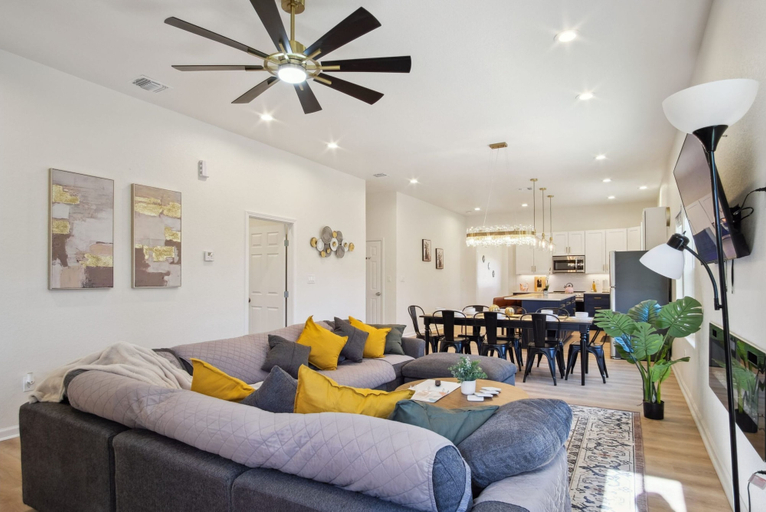 Room 3, Blissful 5BR 3BA Haven Near Riverwalk Downtown, Bexar