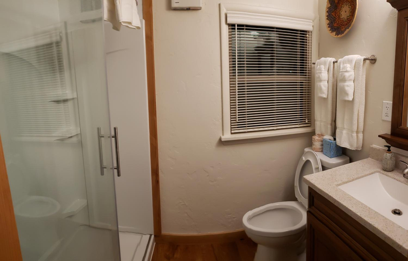 Bathroom 3, Stone Lizard Lodge, San Juan