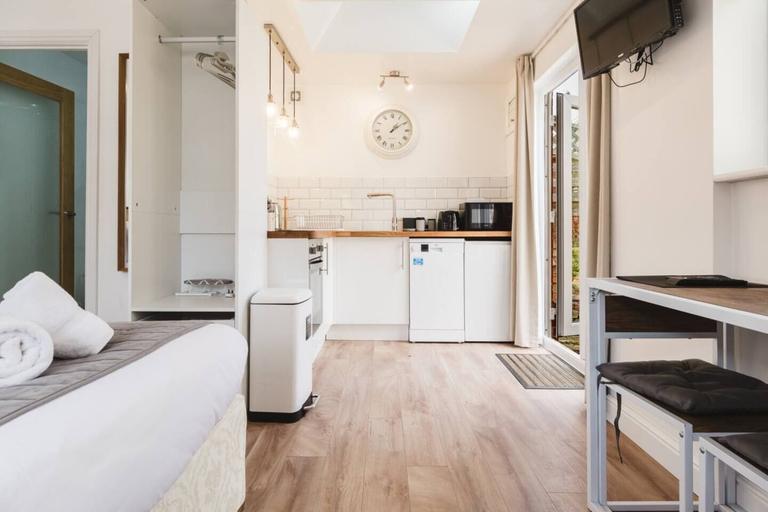 Others 5, Cosy Studio Annexe Central Cheltenham, Gloucestershire