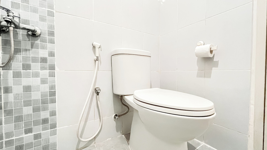 Bathroom 2, Spacious Combined 2Br At Tokyo Riverside Pik 2 Apartment, Tangerang