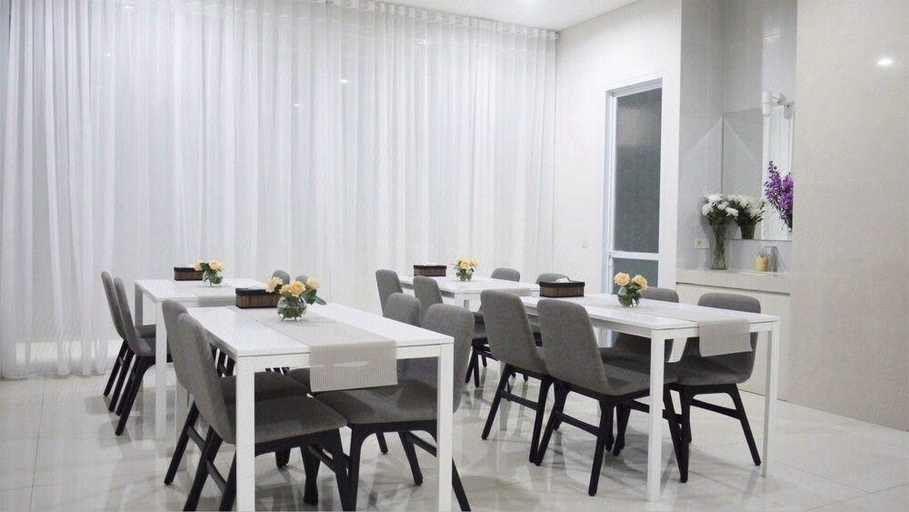Food & Drinks, Urooms Senopati, South Jakarta