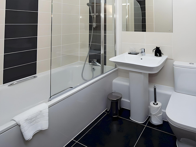 Bathroom 3, HOF - Beneficial House, Bracknell Forest