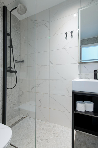 Bathroom 5, Paviljoni Omorika, Crikvenica