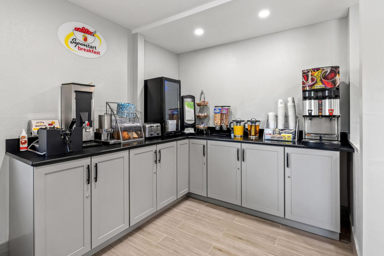 Food & Drinks, Super 8 by Wyndham Lewiston Auburn Area, Androscoggin
