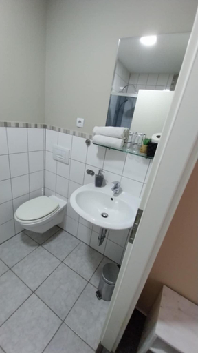 Bathroom 2, Hotel & Restaurant - Zum Schleicher Kuckuck, Trier-Saarburg