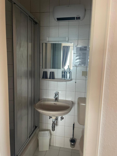 Bathroom 2, Hotel Berghof, Südliche Weinstraße