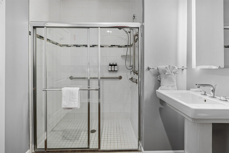 Bathroom 4, Hotel Chicago West Loop, SureStay Collection by Best Western, Cook