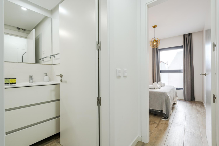 Bathroom 2, Feelathome Goya Apartments, Madrid